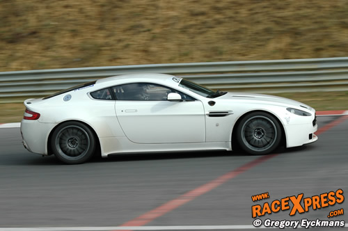 maagdelijk witte Aston Martin